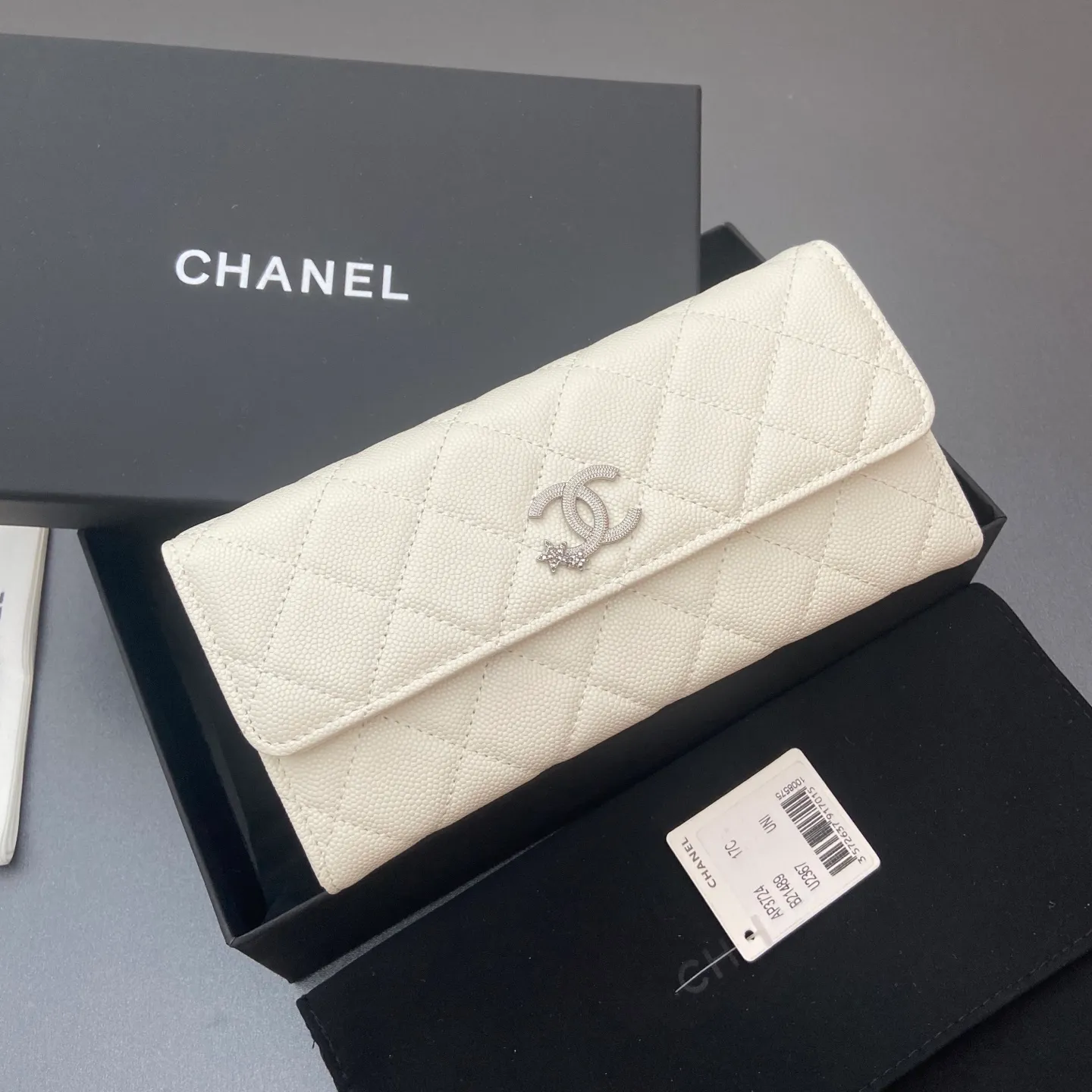 25b new series caviar cowhide with stars ⭐logo shiny blingblibg~ flip long clip wallet series fine ball pattern silver star hardware 12 card slots, two banknote compartments two compartments, 1 zipper bag Price: 260 No.: 3724 Size: w19×h10×d3cm