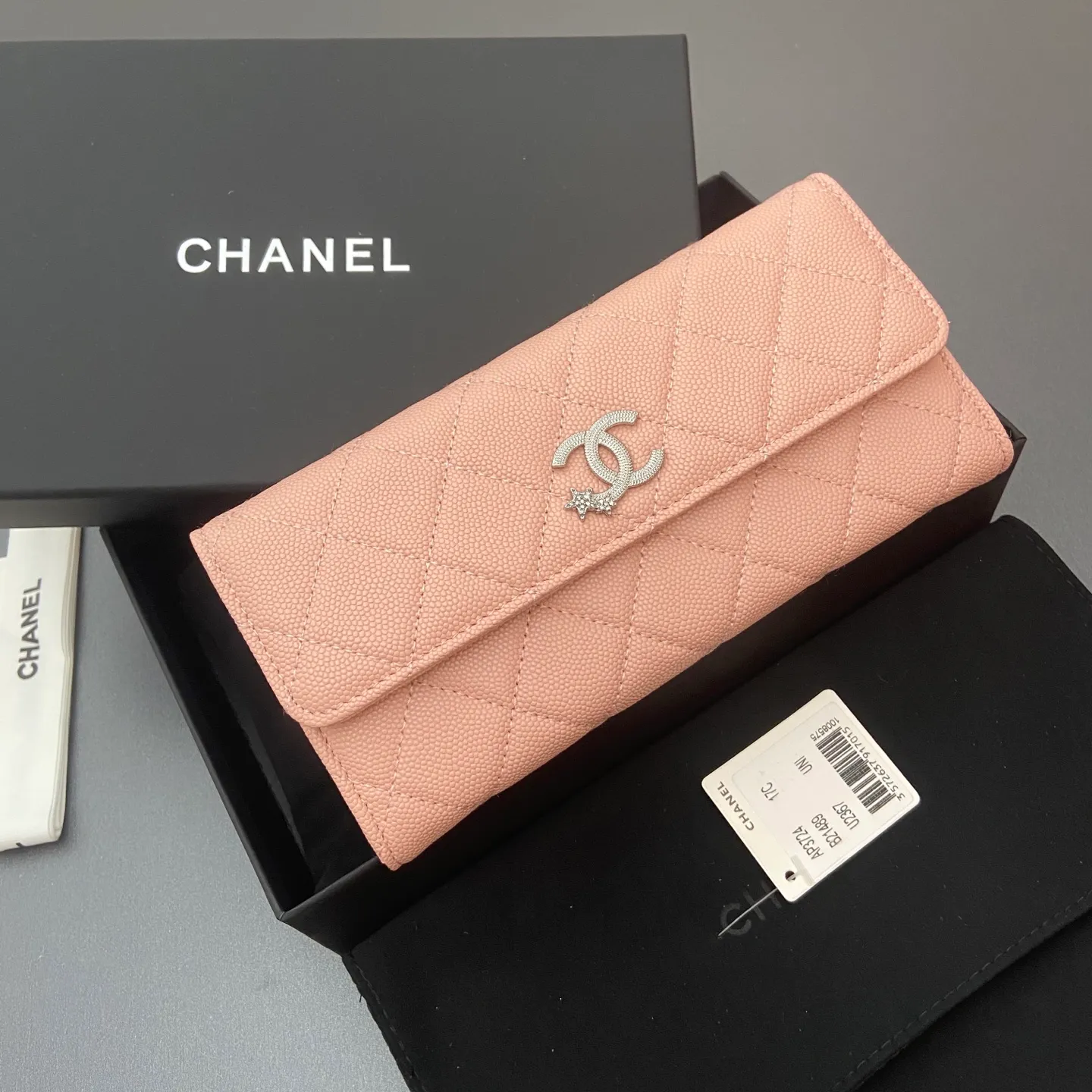 25b new series caviar cowhide with stars ⭐logo shiny blingblibg~ flip long clip wallet series fine ball pattern silver star hardware 12 card slots, two banknote compartments two compartments, 1 zipper bag Price: 260 No.: 3724 Size: w19×h10×d3cm