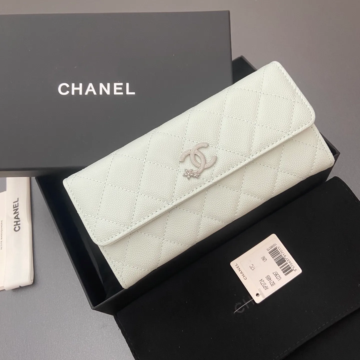 25b new series caviar cowhide with stars ⭐logo shiny blingblibg~ flip long clip wallet series fine ball pattern silver star hardware 12 card slots, two banknote compartments two compartments, 1 zipper bag Price: 260 No.: 3724 Size: w19×h10×d3cm