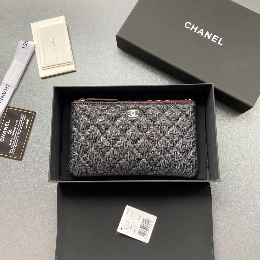 Xiaoxiang imported Italian grained calfskin Item No.: A1071 Price: 400 Size: w20×h12×d1.5 Color: Black fine ball grain leather with silver steel mark