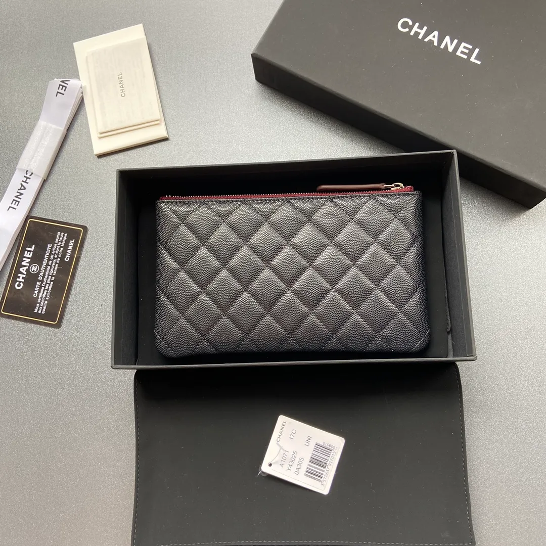 Xiaoxiang imported Italian grained calfskin Item No.: A1071 Price: 400 Size: w20×h12×d1.5 Color: Black fine ball grain leather with silver steel mark