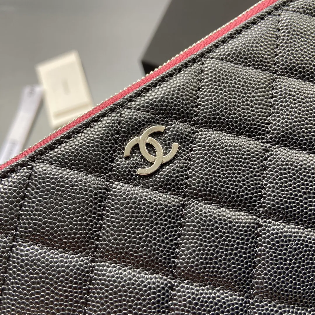 Xiaoxiang imported Italian grained calfskin Item No.: A1071 Price: 400 Size: w20×h12×d1.5 Color: Black fine ball grain leather with silver steel mark