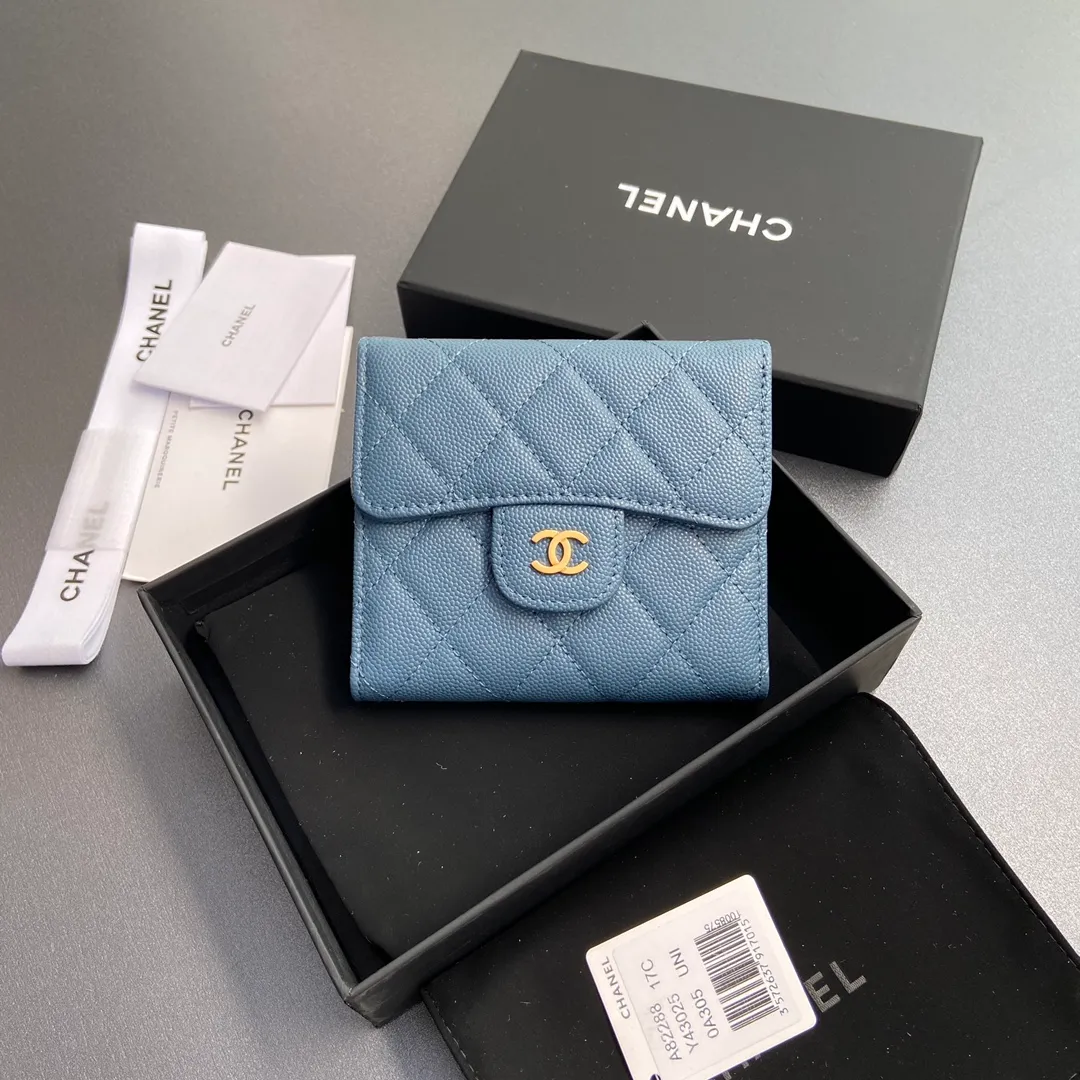 [Imported leather from Italy] ¥440 Special haze blue fine ball grain embossed leather Gold tone metal hardware 6 card slots 1 banknote compartment 1 coin zipper bag No.: 82288 Size: w10.5×h11.5×d3cm