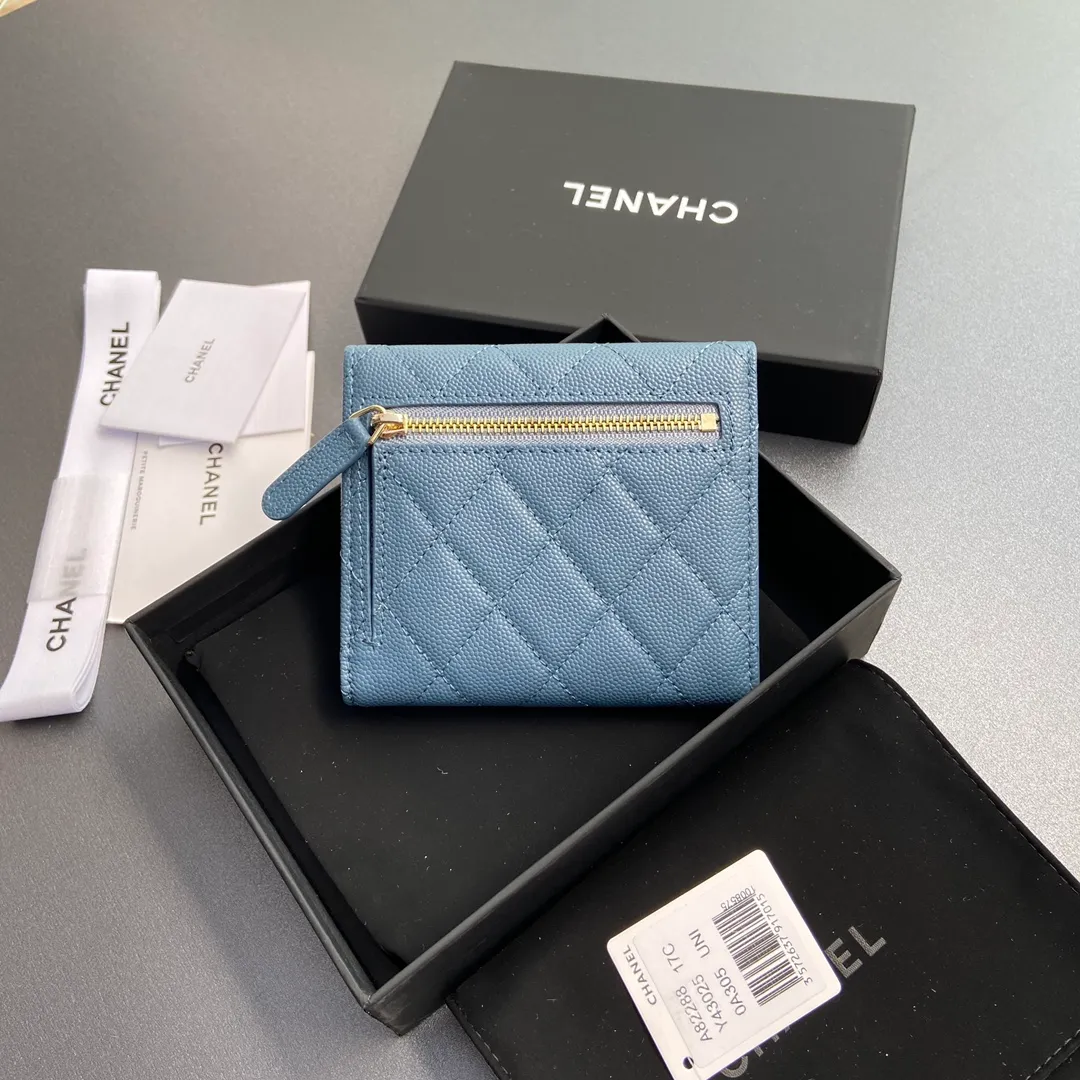 [Imported leather from Italy] ¥440 Special haze blue fine ball grain embossed leather Gold tone metal hardware 6 card slots 1 banknote compartment 1 coin zipper bag No.: 82288 Size: w10.5×h11.5×d3cm