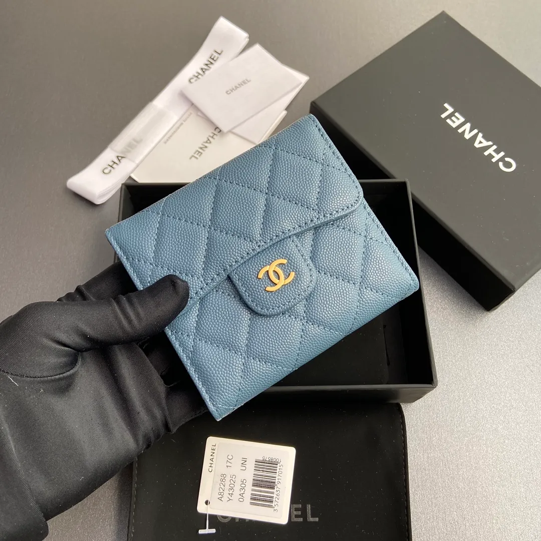 [Imported leather from Italy] ¥440 Special haze blue fine ball grain embossed leather Gold tone metal hardware 6 card slots 1 banknote compartment 1 coin zipper bag No.: 82288 Size: w10.5×h11.5×d3cm