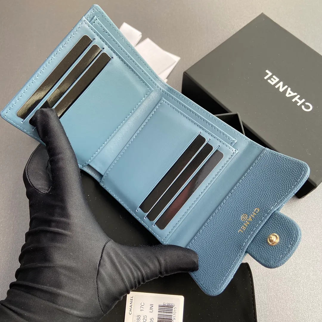 [Imported leather from Italy] ¥440 Special haze blue fine ball grain embossed leather Gold tone metal hardware 6 card slots 1 banknote compartment 1 coin zipper bag No.: 82288 Size: w10.5×h11.5×d3cm