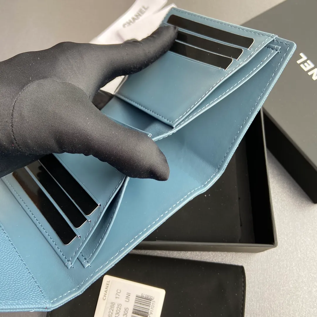 [Imported leather from Italy] ¥440 Special haze blue fine ball grain embossed leather Gold tone metal hardware 6 card slots 1 banknote compartment 1 coin zipper bag No.: 82288 Size: w10.5×h11.5×d3cm