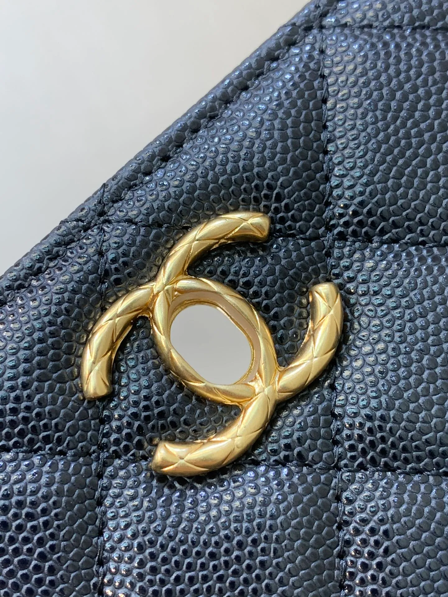 96020 Good hardware engraving is clearly visible. ZP’s engraving is thick and three-dimensional, while the metal nail hexagons are smoother.