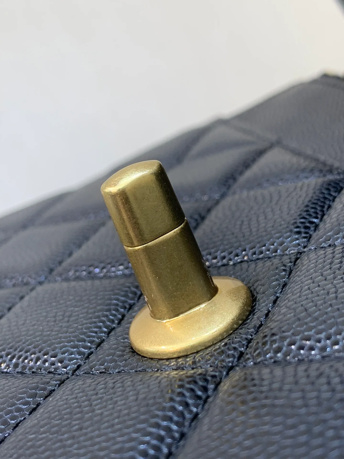 96020 Good hardware engraving is clearly visible. ZP’s engraving is thick and three-dimensional, while the metal nail hexagons are smoother.
