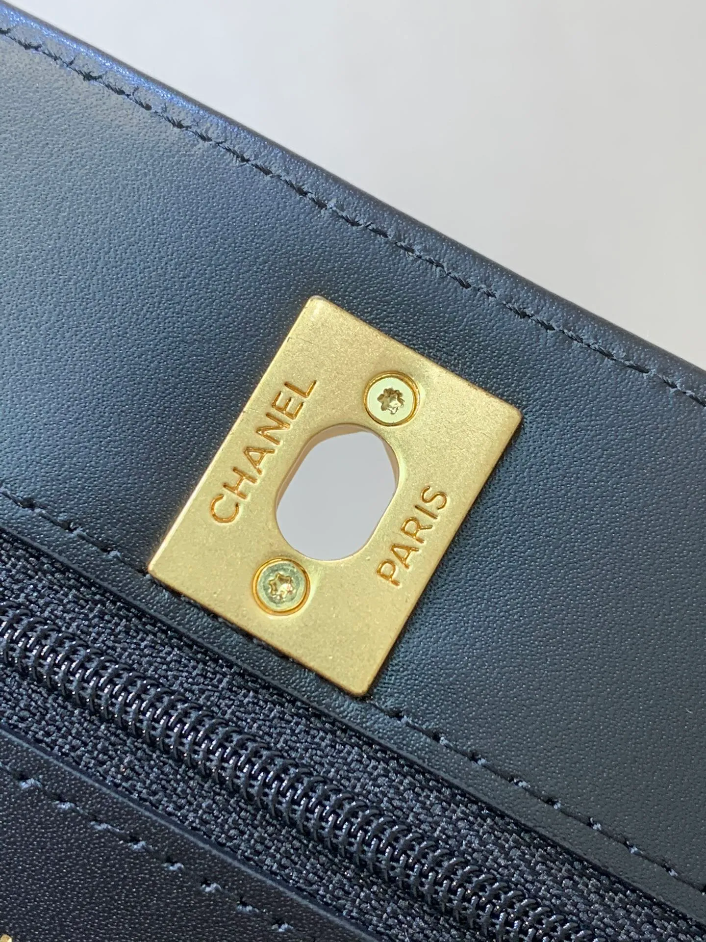 96020 Good hardware engraving is clearly visible. ZP’s engraving is thick and three-dimensional, while the metal nail hexagons are smoother.