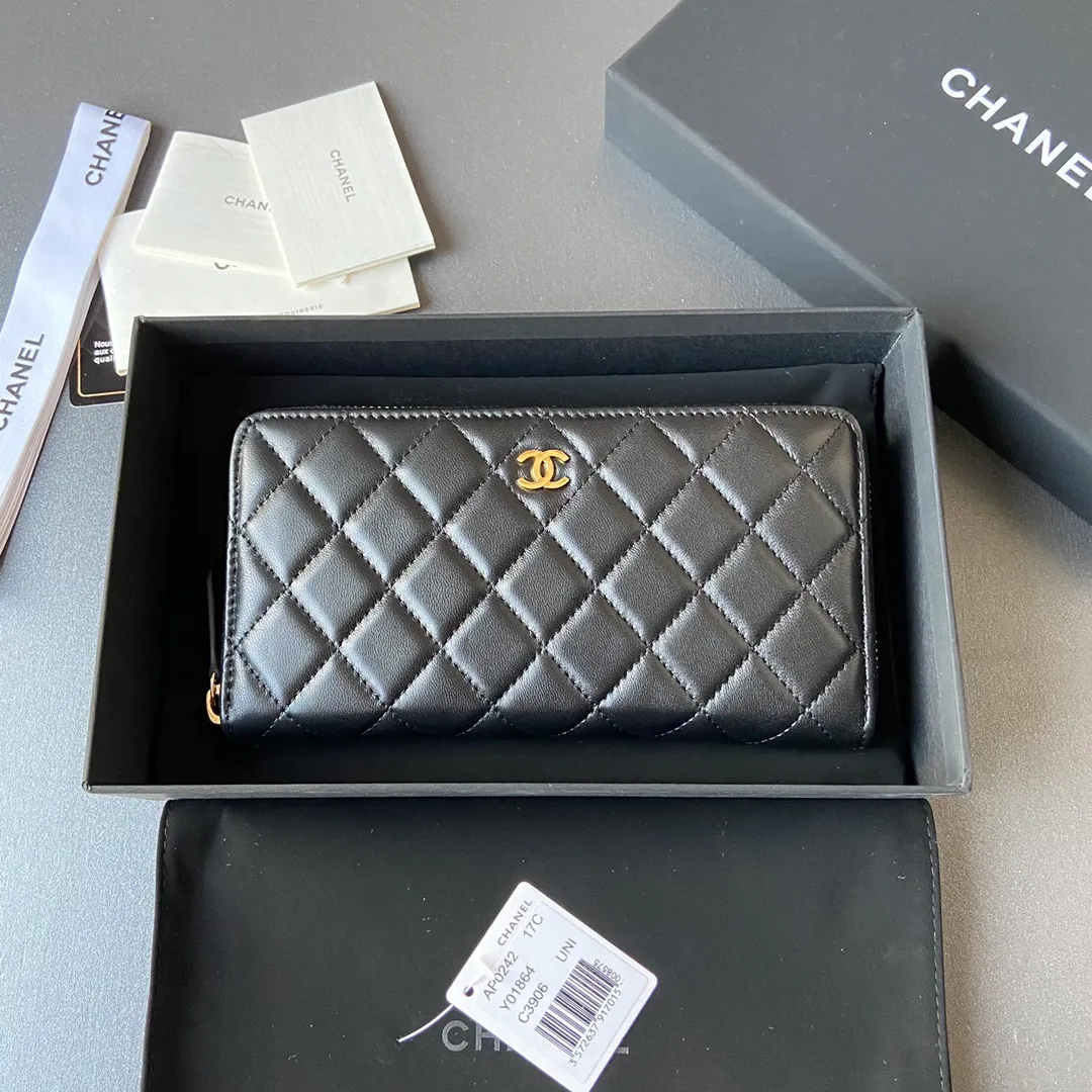 Xiaoxiang imported Italian sheepskin Item number: AP484 Price: 520 (with pocket metal pull tag) Size: w19.5×h10.5×d2cm Color: black sheepskin gold steel mark