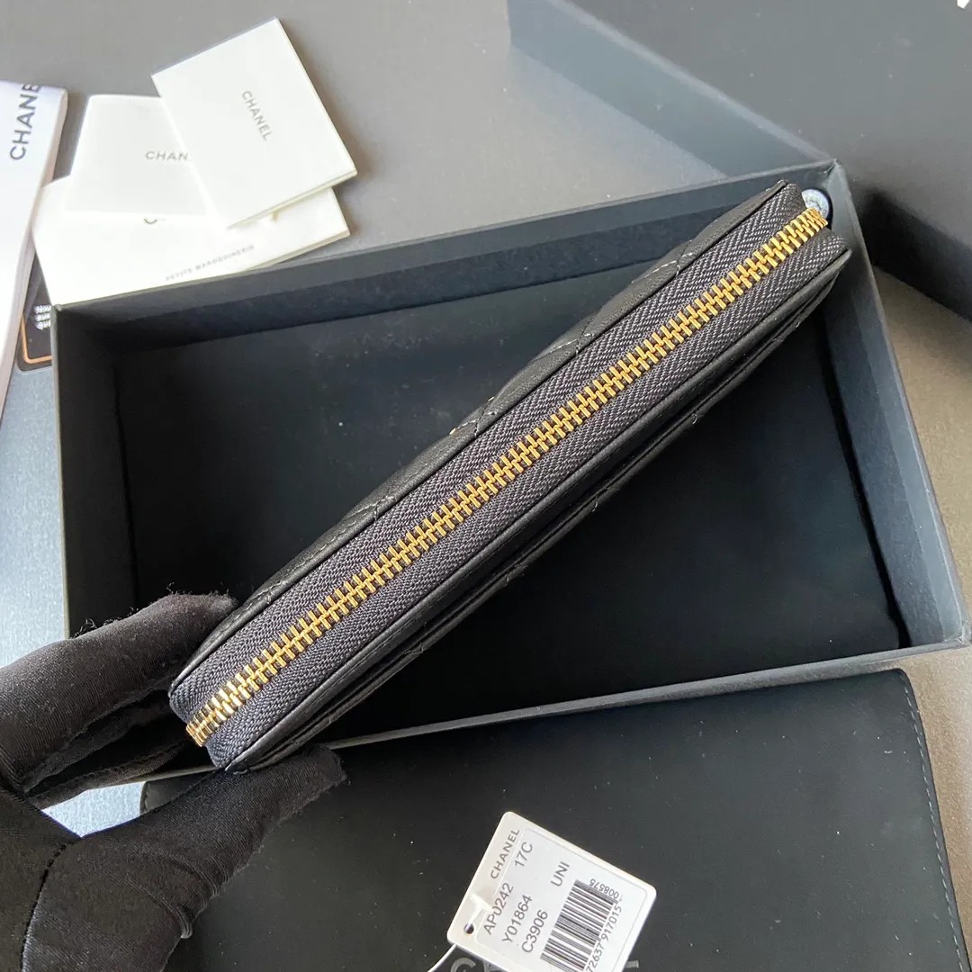Xiaoxiang imported Italian sheepskin Item number: AP484 Price: 520 (with pocket metal pull tag) Size: w19.5×h10.5×d2cm Color: black sheepskin gold steel mark