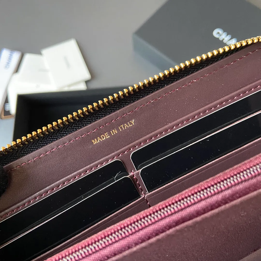 Xiaoxiang imported Italian sheepskin Item number: AP484 Price: 520 (with pocket metal pull tag) Size: w19.5×h10.5×d2cm Color: black sheepskin gold steel mark
