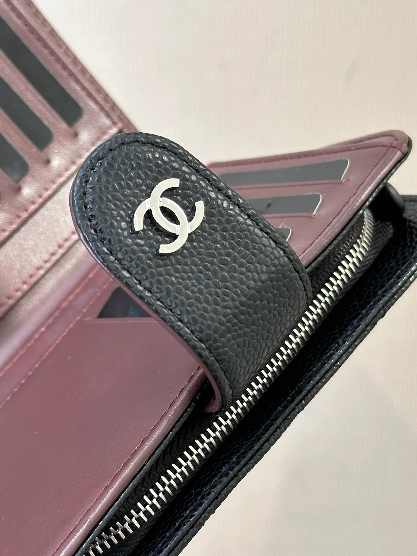 48667 Black Silver Bull! 480💰 The ball-grained calfskin style is scratch-resistant and durable, and you won’t be afraid of collisions or squeezes when you put it in your bag every day.