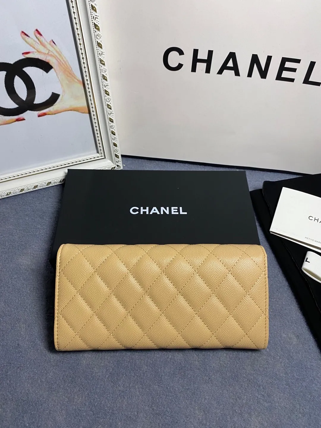 22 new styles. CHANEL. The two-fold wallet with long clip flap has arrived❤️First-layer cowhide with new luogo, the same design surrounded by diamonds on the side of the leather❤️The details are so beautiful❤️Model number Ap5480B size 10*19.5*2.5cm. 💰560