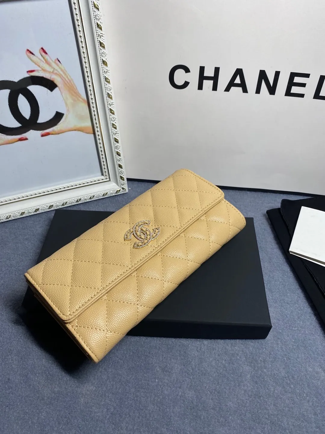22 new styles. CHANEL. The two-fold wallet with long clip flap has arrived❤️First-layer cowhide with new luogo, the same design surrounded by diamonds on the side of the leather❤️The details are so beautiful❤️Model number Ap5480B size 10*19.5*2.5cm. 💰560