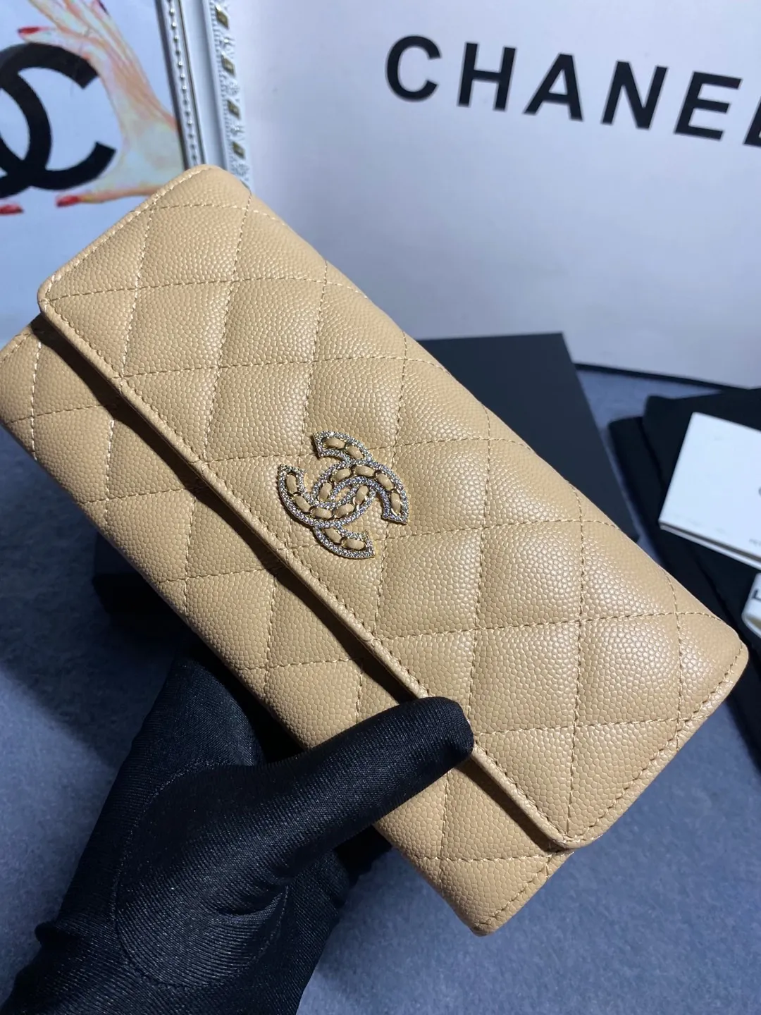 22 new styles. CHANEL. The two-fold wallet with long clip flap has arrived❤️First-layer cowhide with new luogo, the same design surrounded by diamonds on the side of the leather❤️The details are so beautiful❤️Model number Ap5480B size 10*19.5*2.5cm. 💰560