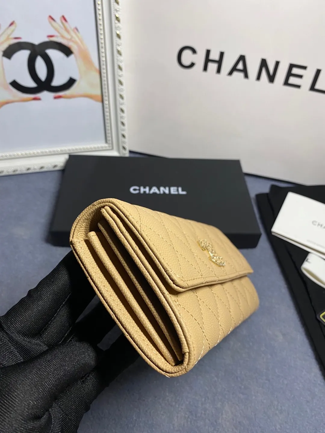 22 new styles. CHANEL. The two-fold wallet with long clip flap has arrived❤️First-layer cowhide with new luogo, the same design surrounded by diamonds on the side of the leather❤️The details are so beautiful❤️Model number Ap5480B size 10*19.5*2.5cm. 💰560
