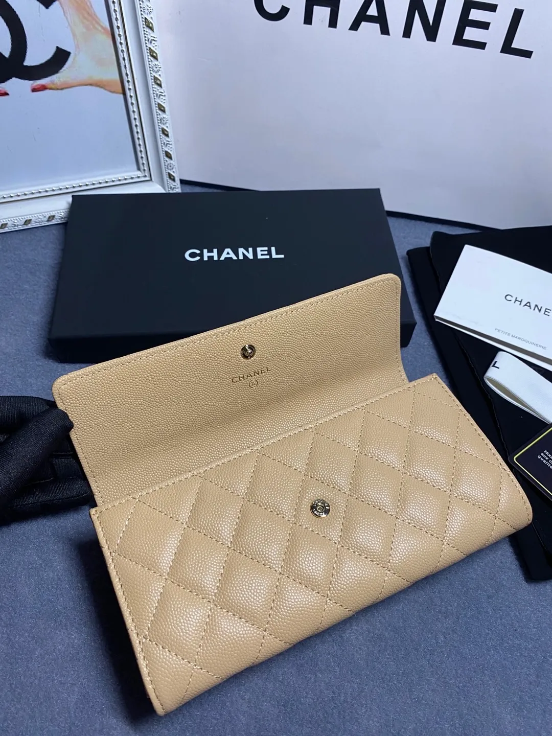 22 new styles. CHANEL. The two-fold wallet with long clip flap has arrived❤️First-layer cowhide with new luogo, the same design surrounded by diamonds on the side of the leather❤️The details are so beautiful❤️Model number Ap5480B size 10*19.5*2.5cm. 💰560