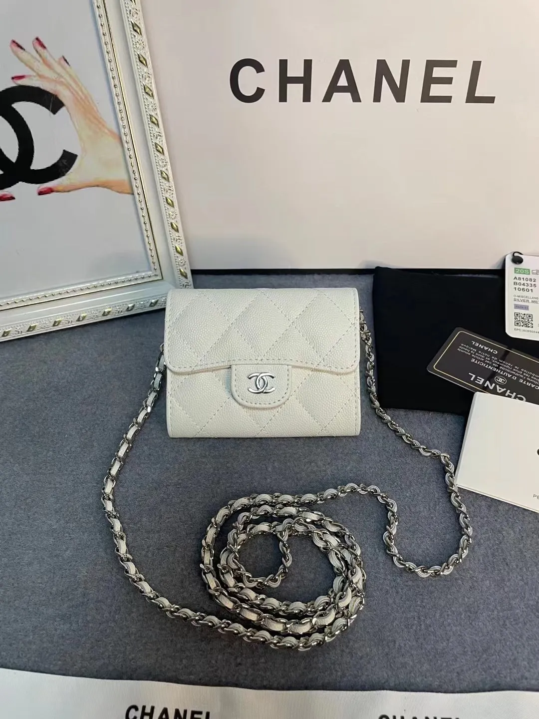 New models in stock! Classic chain dinner bag model 81082 imported caviar/small ball pattern with light hardware 💋 Built-in two sandwich compartments with large capacity, plus a back pocket, it is so convenient! Size: 12*8.5*2.5cm💰520