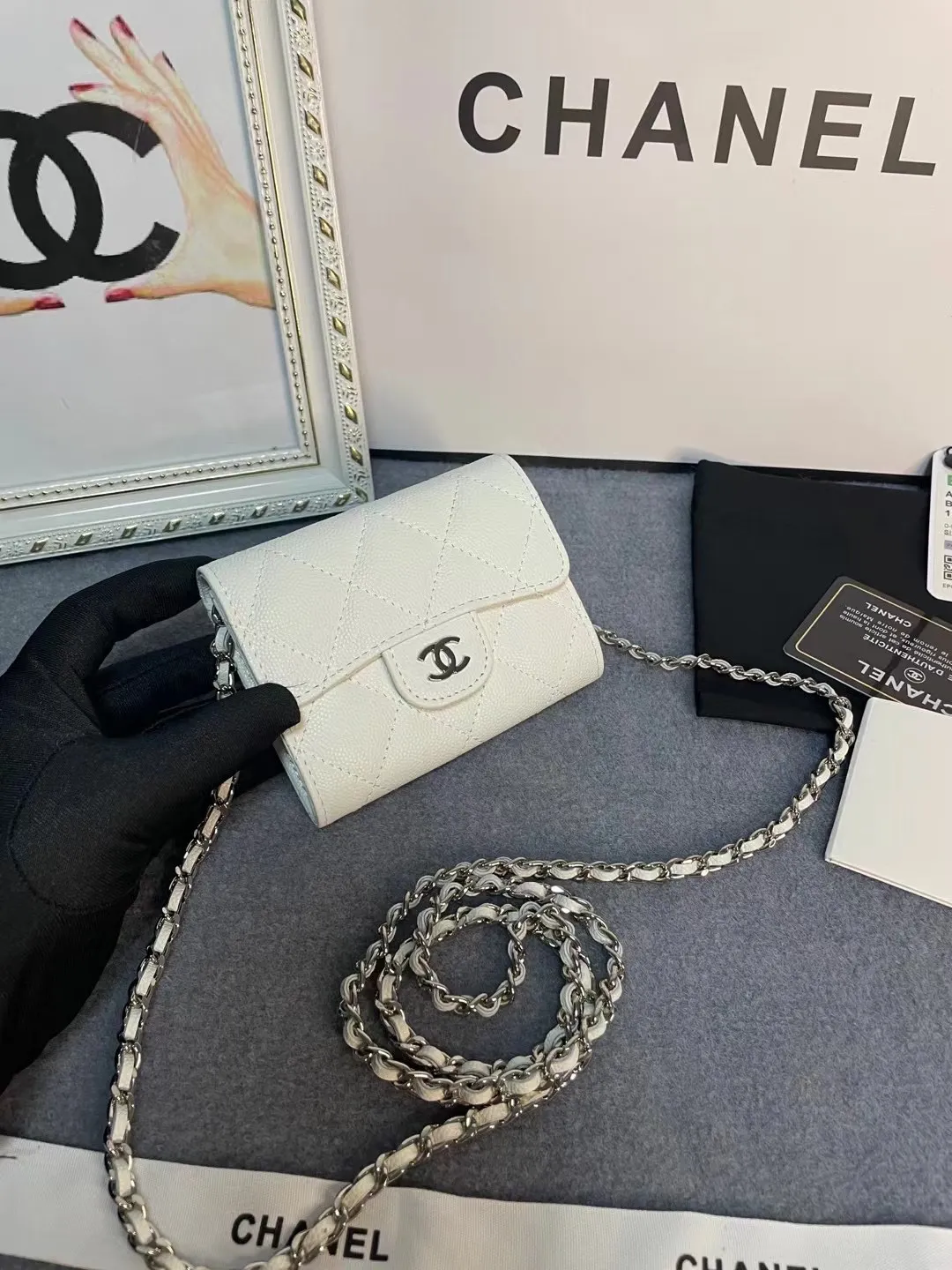 New models in stock! Classic chain dinner bag model 81082 imported caviar/small ball pattern with light hardware 💋 Built-in two sandwich compartments with large capacity, plus a back pocket, it is so convenient! Size: 12*8.5*2.5cm💰520