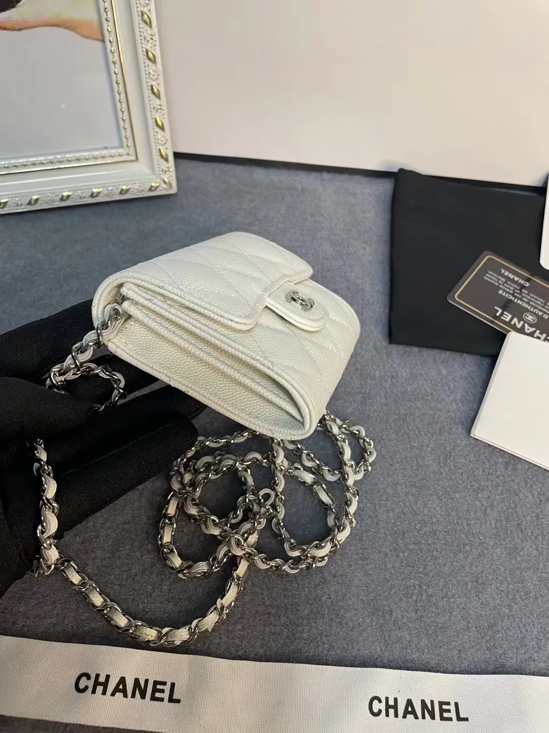 New models in stock! Classic chain dinner bag model 81082 imported caviar/small ball pattern with light hardware 💋 Built-in two sandwich compartments with large capacity, plus a back pocket, it is so convenient! Size: 12*8.5*2.5cm💰520