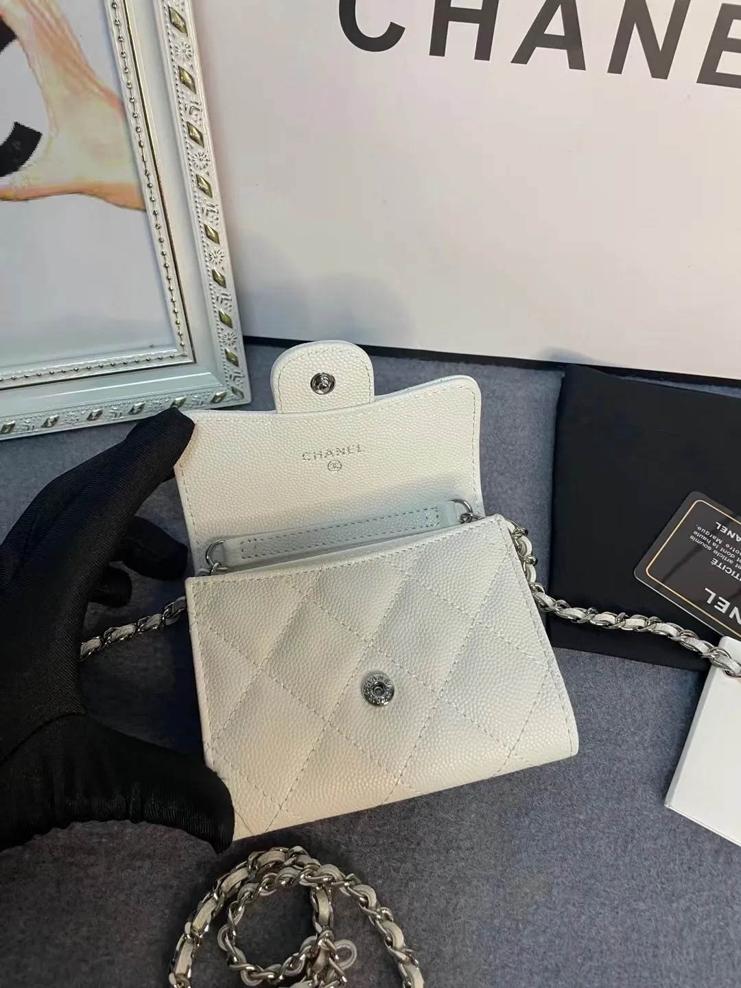 New models in stock! Classic chain dinner bag model 81082 imported caviar/small ball pattern with light hardware 💋 Built-in two sandwich compartments with large capacity, plus a back pocket, it is so convenient! Size: 12*8.5*2.5cm💰520