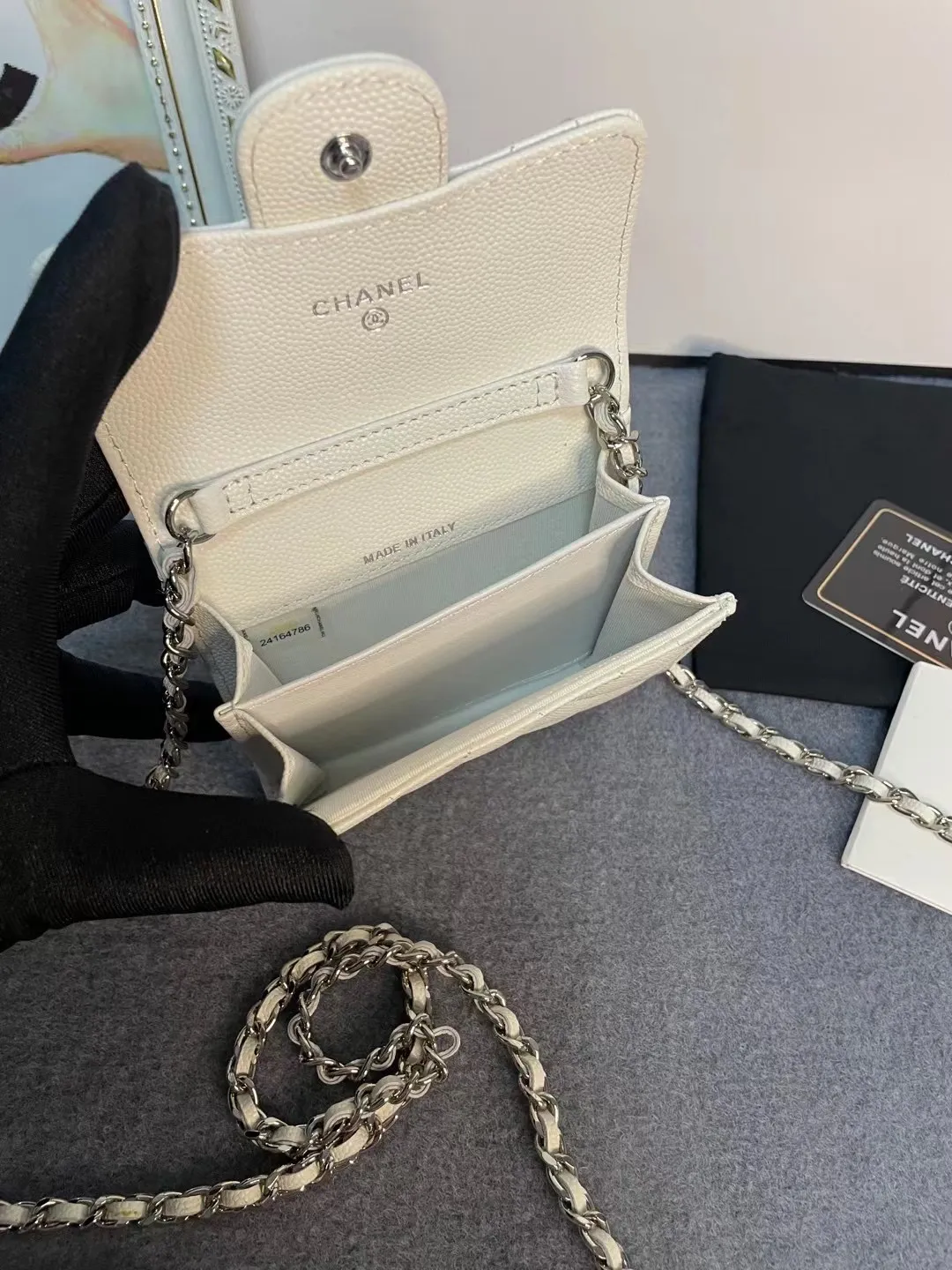 New models in stock! Classic chain dinner bag model 81082 imported caviar/small ball pattern with light hardware 💋 Built-in two sandwich compartments with large capacity, plus a back pocket, it is so convenient! Size: 12*8.5*2.5cm💰520