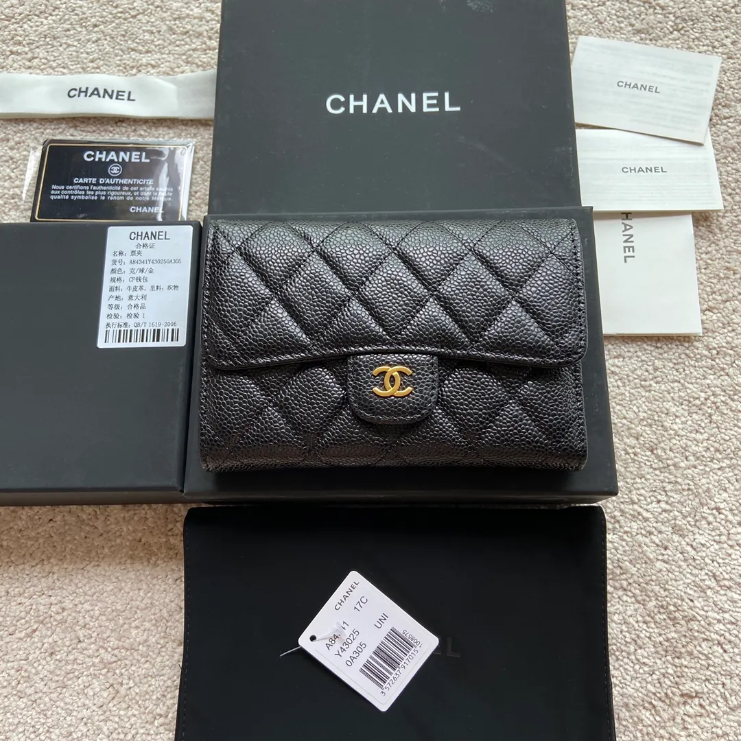 Xiaoxiang imported Italian grained calfskin Item number: A84341 Price: 480 Size: w15×h10×d2.5 Color: black ball pattern with gold mark