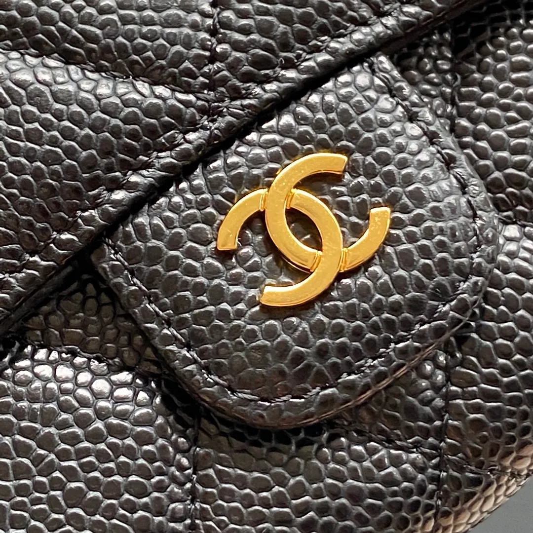 Xiaoxiang imported Italian grained calfskin Item number: A84341 Price: 480 Size: w15×h10×d2.5 Color: black ball pattern with gold mark