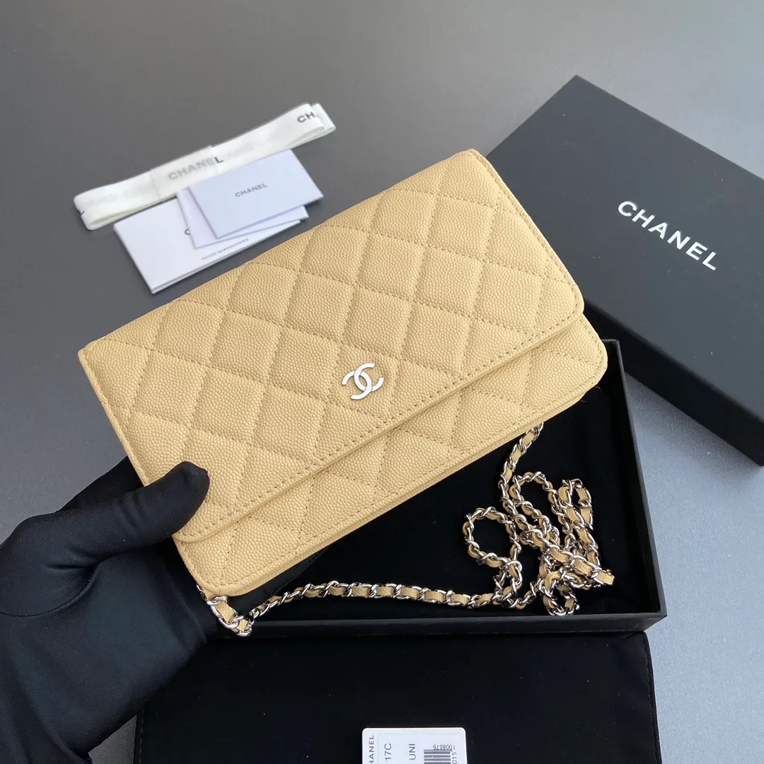 Xiaoxiang imported Italian grained calfskin Item number: A0250 💰: 640 Size: w20×h13×d3.5cm Color: apricot fine ball pattern silver steel mark