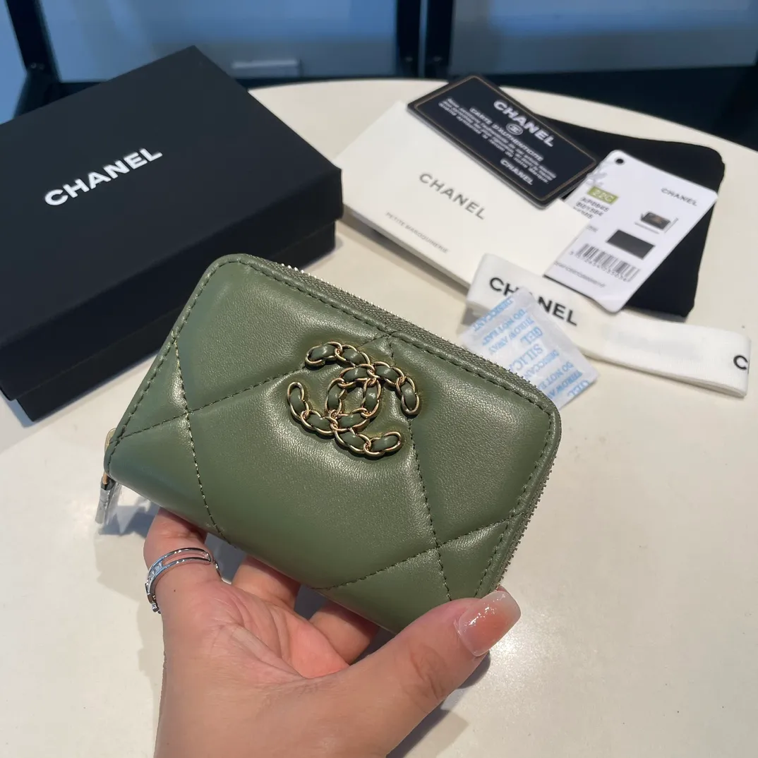💰300😊 Upgraded version💋🆕 Ohanel new color🆕The latest zipper card holder, the texture of goatskin is invincible 😼The 19 series mainly promoted this season is the big rhombus, with a strong retro style👝Is there anyone who wants to buy each color🧸 The logo is eye-catching and unique, the goatskin has a light luster, and the temperament instantly ups and downs❣The fashionable style and style are also jointly created by Karl and Viard. The first series launched by the new artistic director will be a key recommendation of the brand from this year to next year, conveying the essence of the brand, with a full set of packaging 0945🍃size: 11.5*8cm