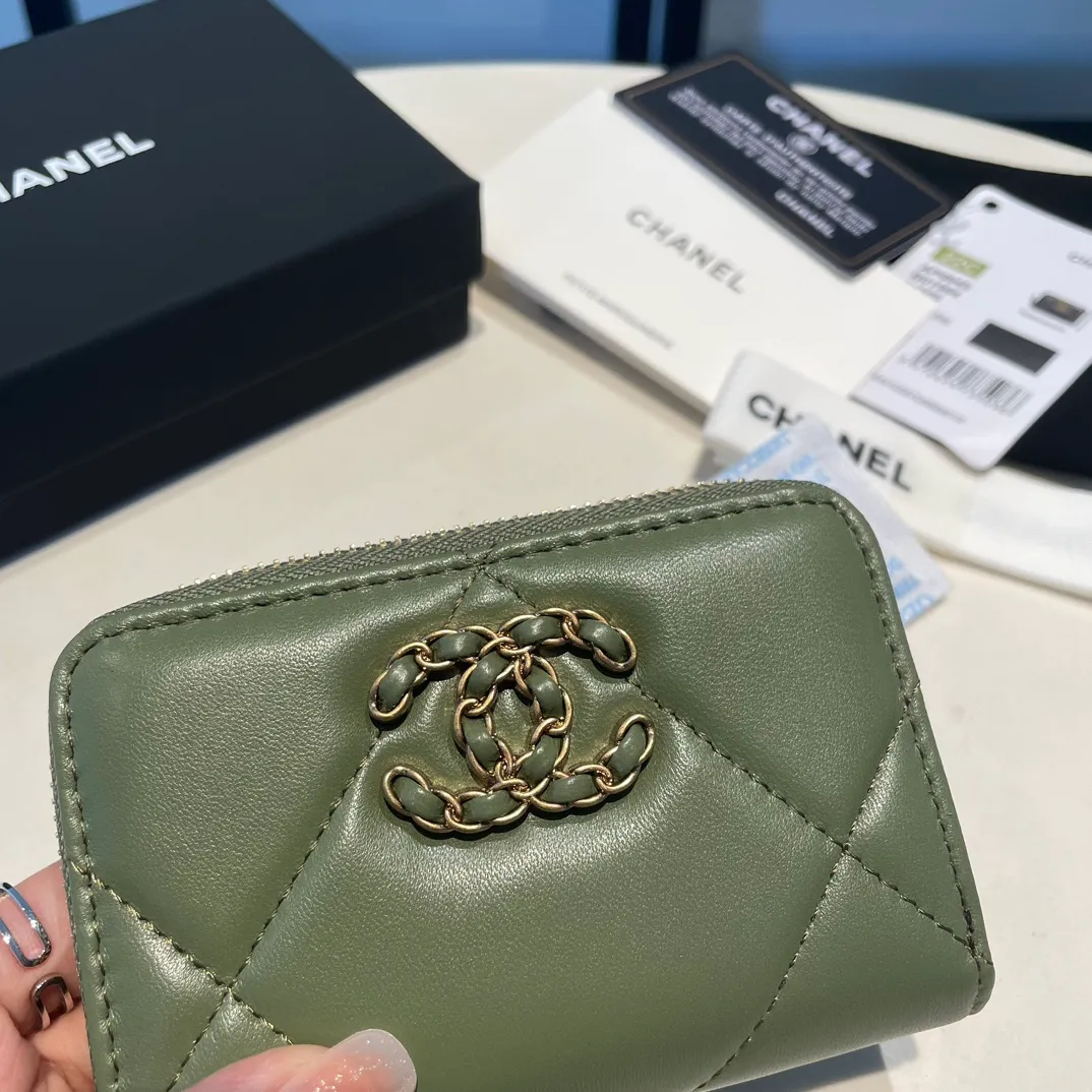 💰300😊 Upgraded version💋🆕 Ohanel new color🆕The latest zipper card holder, the texture of goatskin is invincible 😼The 19 series mainly promoted this season is the big rhombus, with a strong retro style👝Is there anyone who wants to buy each color🧸 The logo is eye-catching and unique, the goatskin has a light luster, and the temperament instantly ups and downs❣The fashionable style and style are also jointly created by Karl and Viard. The first series launched by the new artistic director will be a key recommendation of the brand from this year to next year, conveying the essence of the brand, with a full set of packaging 0945🍃size: 11.5*8cm