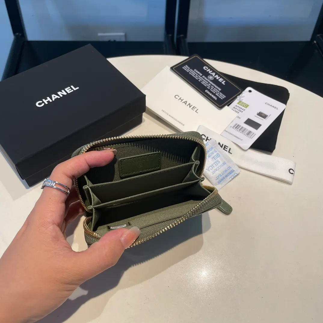 💰300😊 Upgraded version💋🆕 Ohanel new color🆕The latest zipper card holder, the texture of goatskin is invincible 😼The 19 series mainly promoted this season is the big rhombus, with a strong retro style👝Is there anyone who wants to buy each color🧸 The logo is eye-catching and unique, the goatskin has a light luster, and the temperament instantly ups and downs❣The fashionable style and style are also jointly created by Karl and Viard. The first series launched by the new artistic director will be a key recommendation of the brand from this year to next year, conveying the essence of the brand, with a full set of packaging 0945🍃size: 11.5*8cm