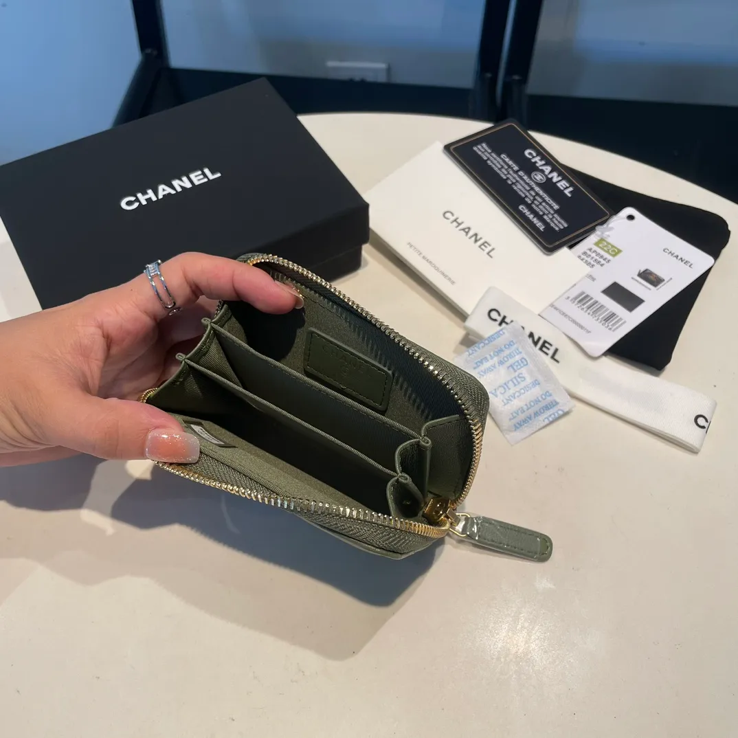💰300😊 Upgraded version💋🆕 Ohanel new color🆕The latest zipper card holder, the texture of goatskin is invincible 😼The 19 series mainly promoted this season is the big rhombus, with a strong retro style👝Is there anyone who wants to buy each color🧸 The logo is eye-catching and unique, the goatskin has a light luster, and the temperament instantly ups and downs❣The fashionable style and style are also jointly created by Karl and Viard. The first series launched by the new artistic director will be a key recommendation of the brand from this year to next year, conveying the essence of the brand, with a full set of packaging 0945🍃size: 11.5*8cm