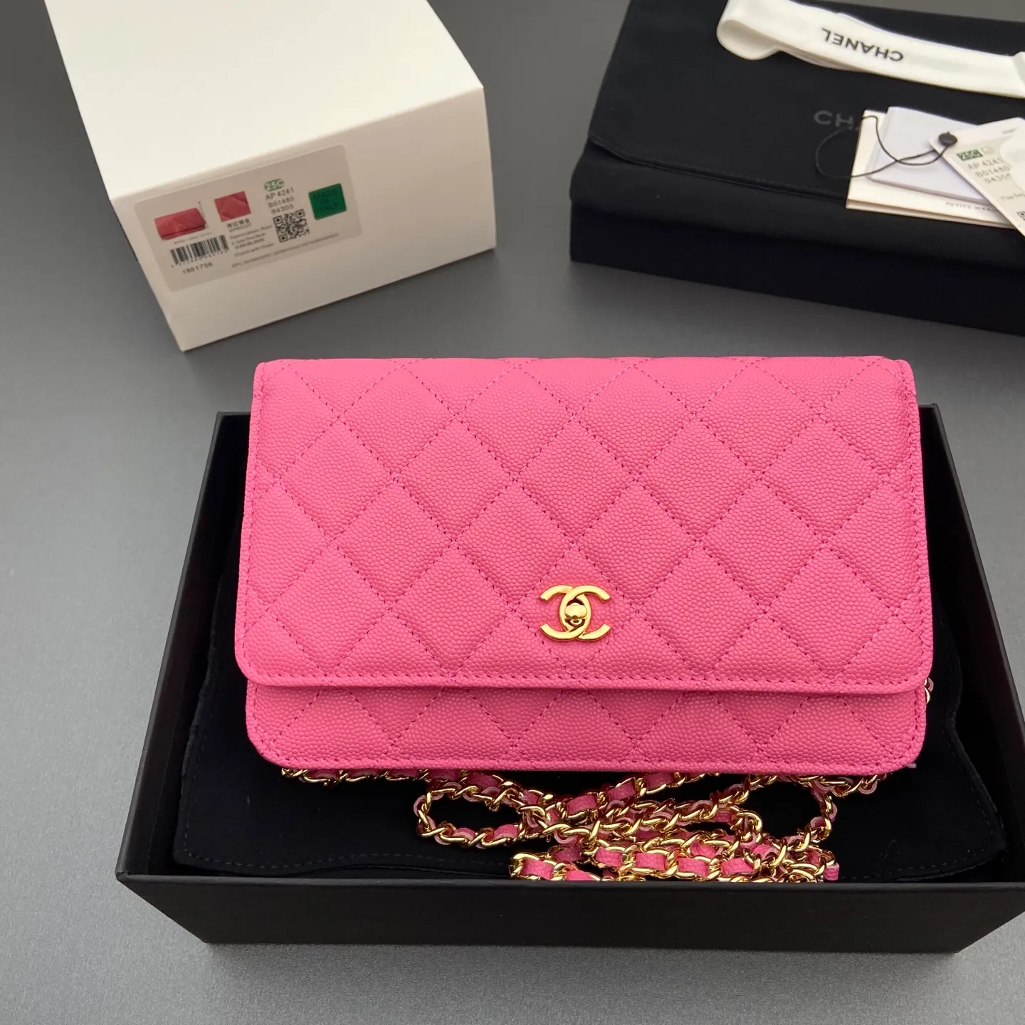 Xiaoxiang imported Italian caviar calfskin [upgraded version] Item number: A4241 Price: 700 Size: w20×h13×d3.5cm Color: Rose fine ball pattern gold steel mark
