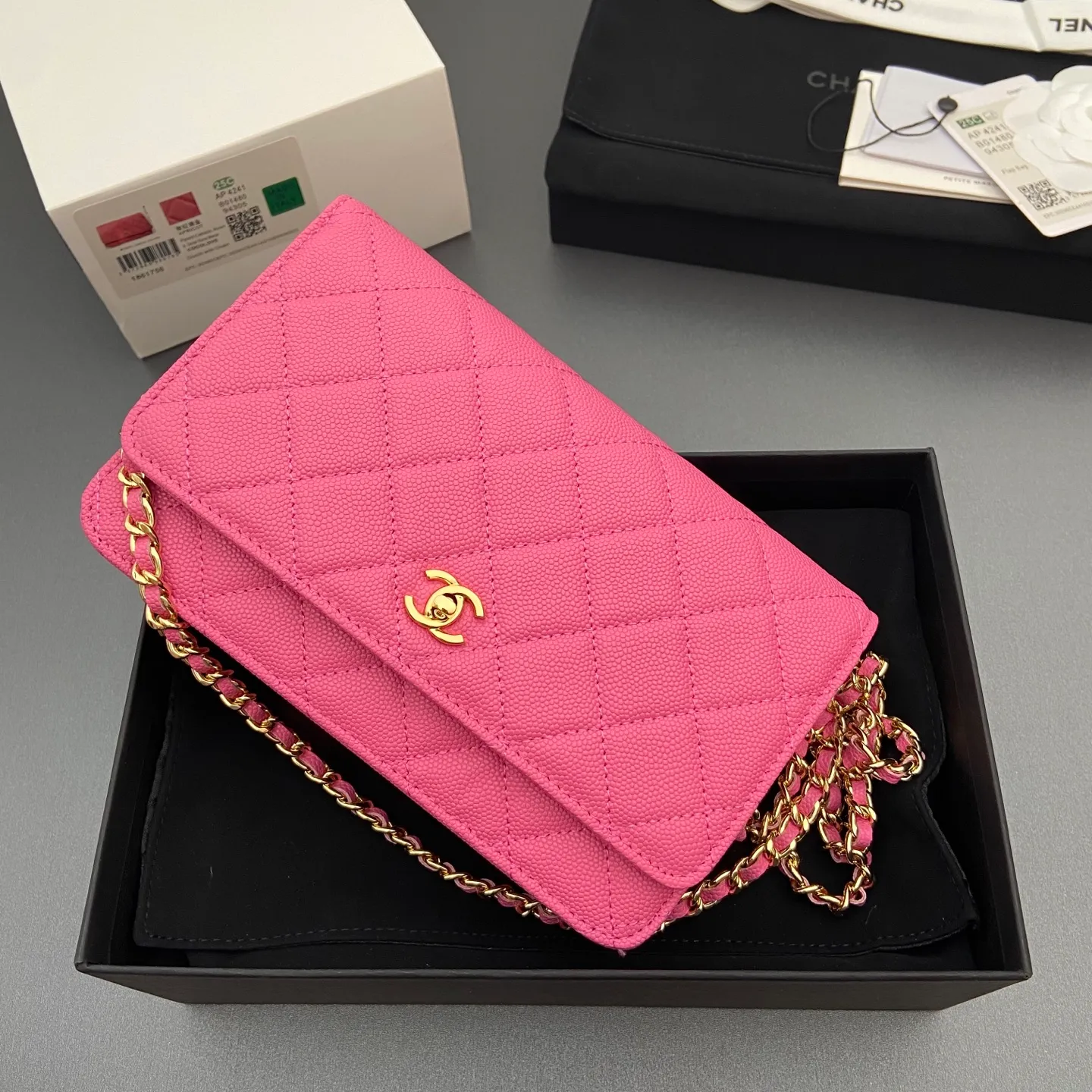 Xiaoxiang imported Italian caviar calfskin [upgraded version] Item number: A4241 Price: 700 Size: w20×h13×d3.5cm Color: Rose fine ball pattern gold steel mark