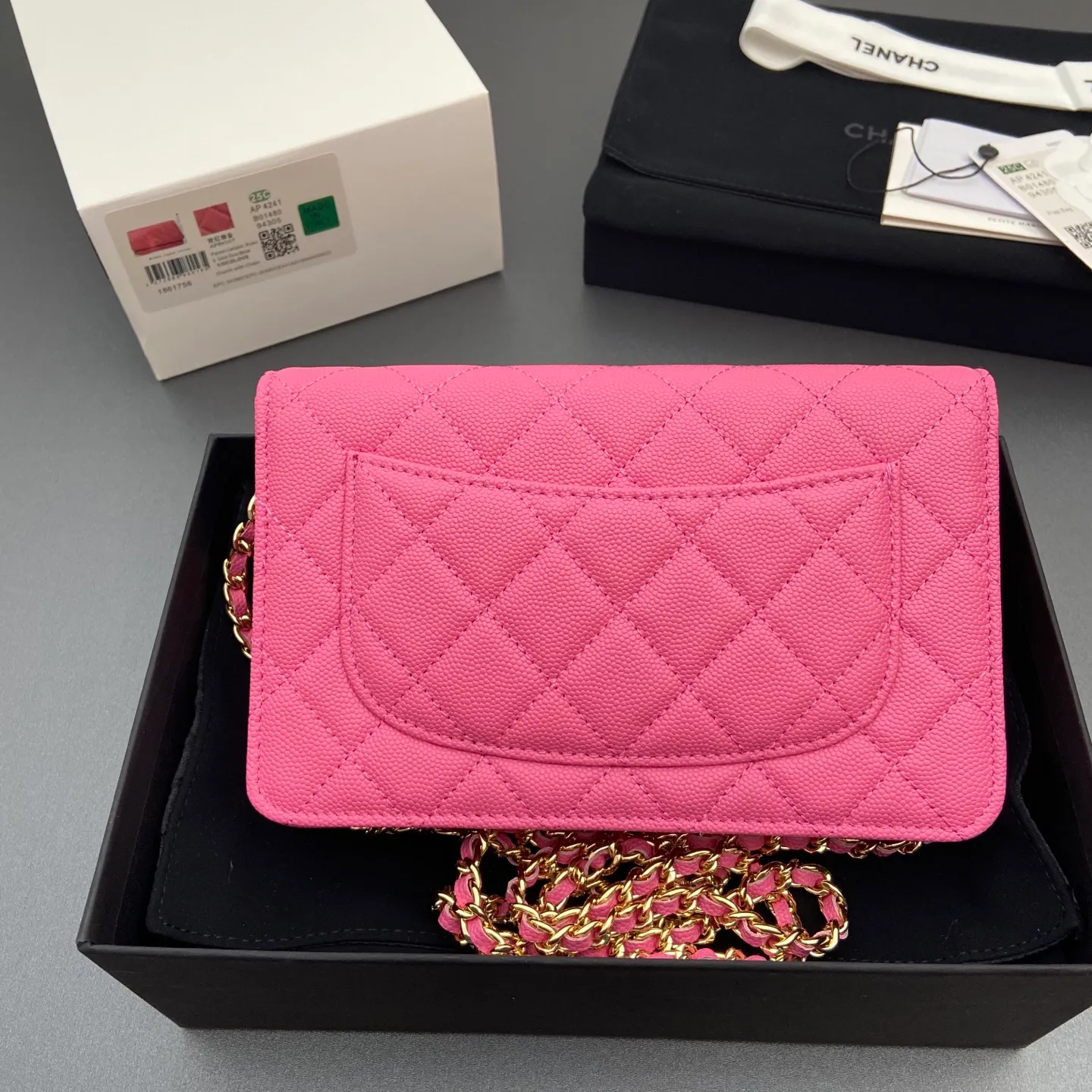 Xiaoxiang imported Italian caviar calfskin [upgraded version] Item number: A4241 Price: 700 Size: w20×h13×d3.5cm Color: Rose fine ball pattern gold steel mark