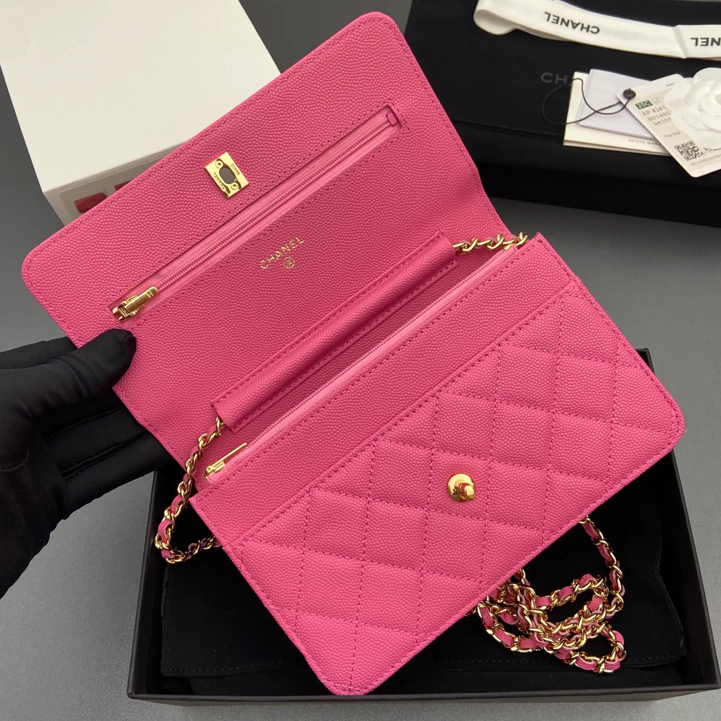 Xiaoxiang imported Italian caviar calfskin [upgraded version] Item number: A4241 Price: 700 Size: w20×h13×d3.5cm Color: Rose fine ball pattern gold steel mark