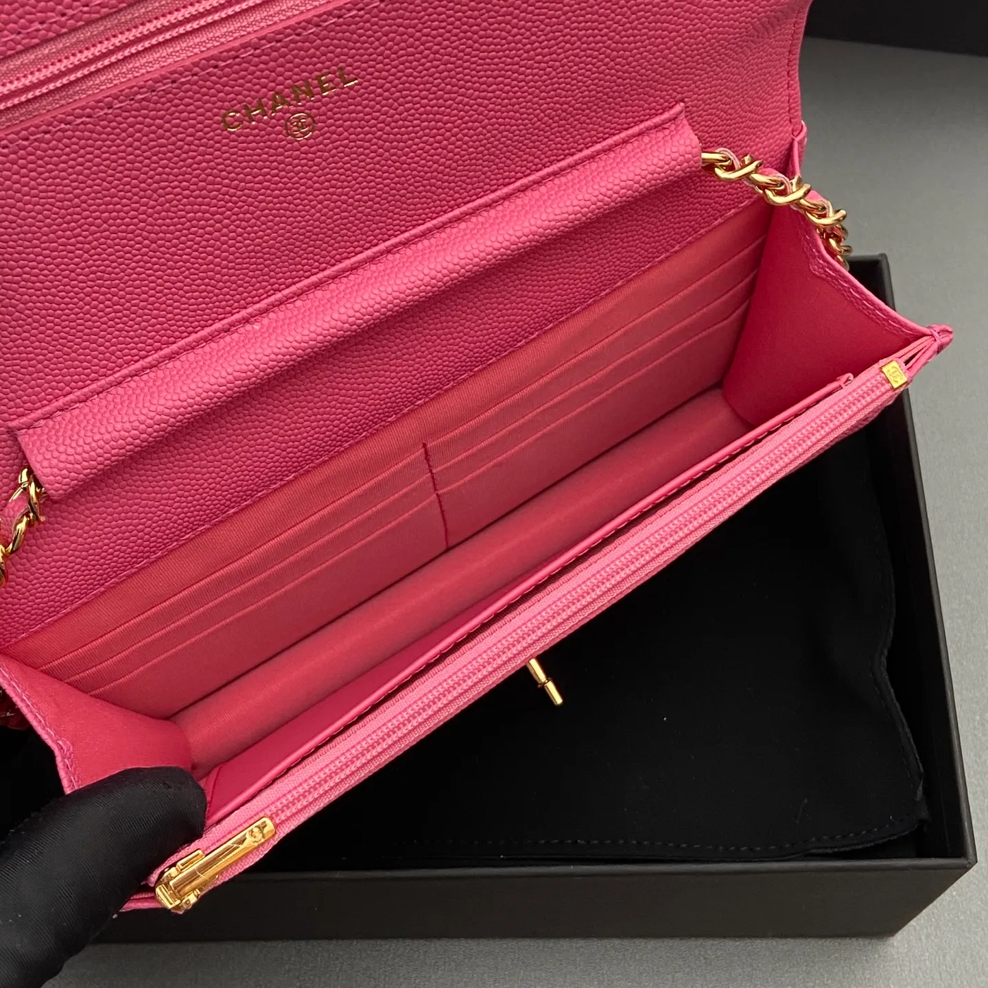 Xiaoxiang imported Italian caviar calfskin [upgraded version] Item number: A4241 Price: 700 Size: w20×h13×d3.5cm Color: Rose fine ball pattern gold steel mark