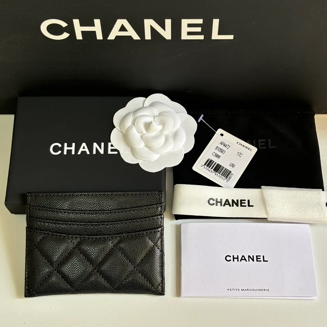 💰240 new product CH@NEL card holder has arrived💦This card holder adds a few more card slots based on the old model, making it more practical. It has original quality and beautiful details. Model No. AP8944, size 11*8*1cm.