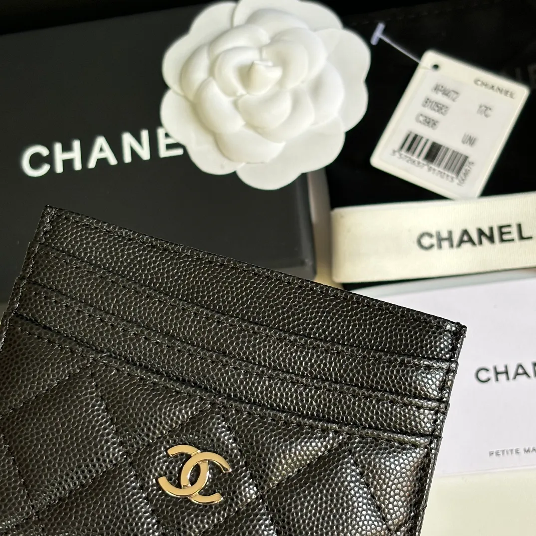 💰240 new product CH@NEL card holder has arrived💦This card holder adds a few more card slots based on the old model, making it more practical. It has original quality and beautiful details. Model No. AP8944, size 11*8*1cm.