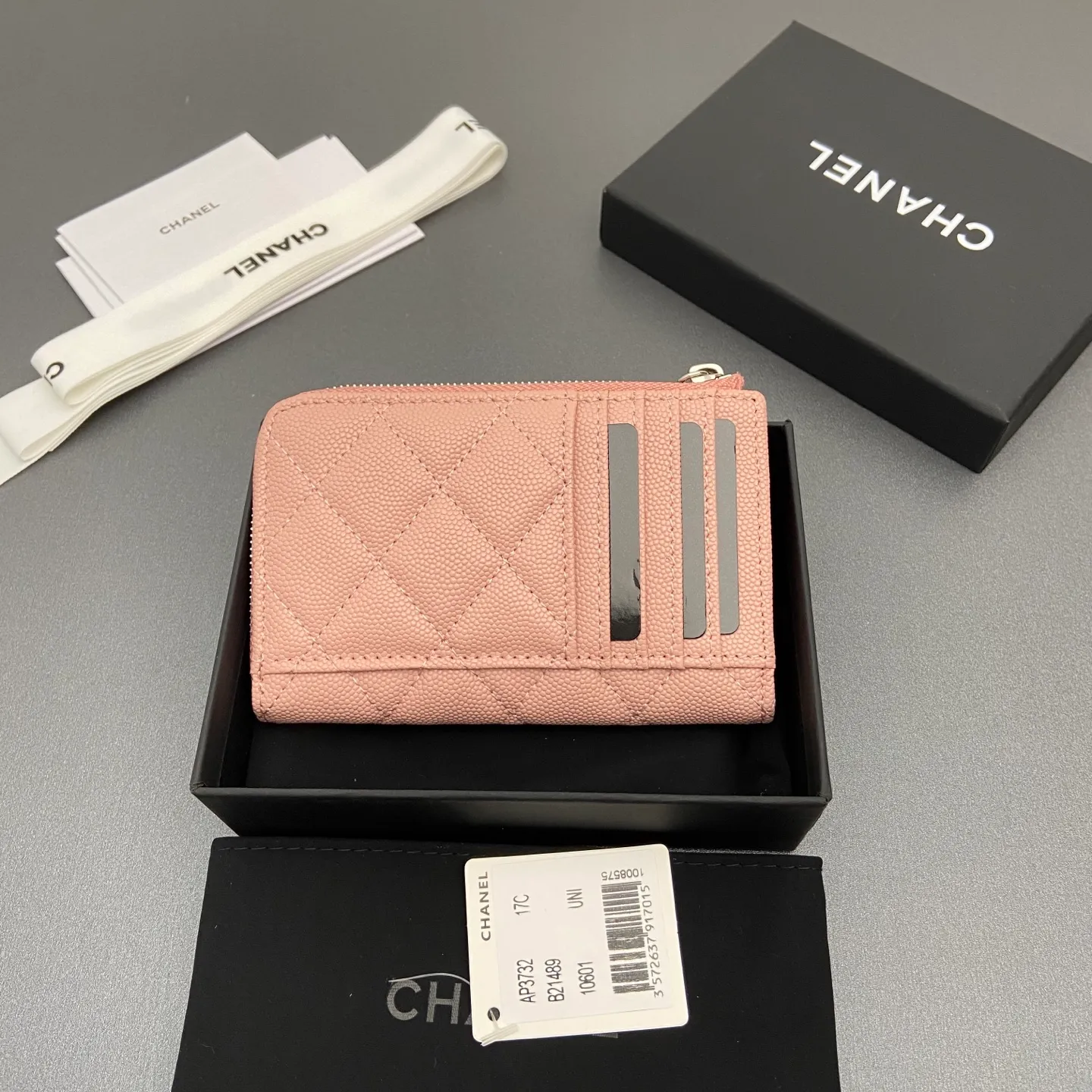 25b new series caviar cowhide with stars ⭐logo shiny blingblibg~zipper bag card holder series 6 card slots, 1 zipper bag Item number: A 3732 Price: 360 Size: w13×h8.5×d2cm Color: pink fine ball pattern silver star hardware