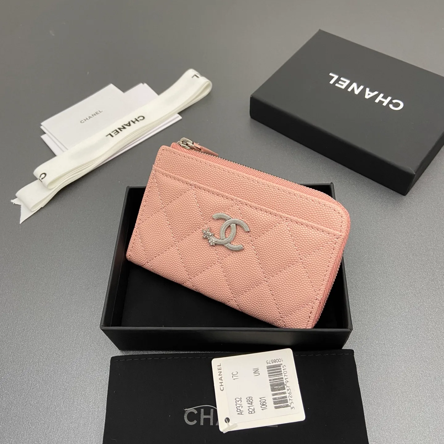 25b new series caviar cowhide with stars ⭐logo shiny blingblibg~zipper bag card holder series 6 card slots, 1 zipper bag Item number: A 3732 Price: 360 Size: w13×h8.5×d2cm Color: pink fine ball pattern silver star hardware
