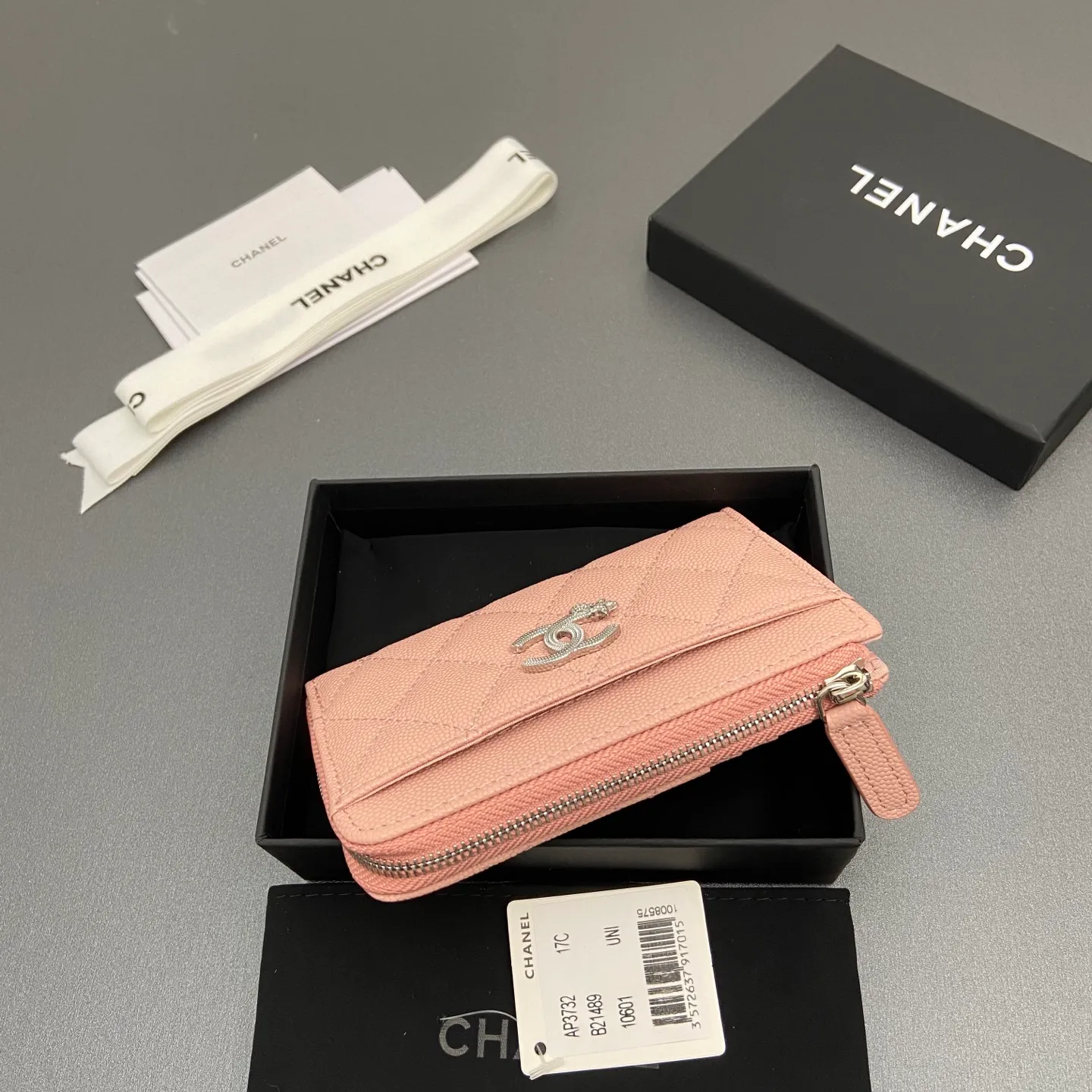 25b new series caviar cowhide with stars ⭐logo shiny blingblibg~zipper bag card holder series 6 card slots, 1 zipper bag Item number: A 3732 Price: 360 Size: w13×h8.5×d2cm Color: pink fine ball pattern silver star hardware