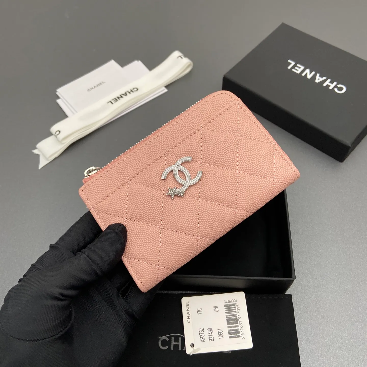 25b new series caviar cowhide with stars ⭐logo shiny blingblibg~zipper bag card holder series 6 card slots, 1 zipper bag Item number: A 3732 Price: 360 Size: w13×h8.5×d2cm Color: pink fine ball pattern silver star hardware
