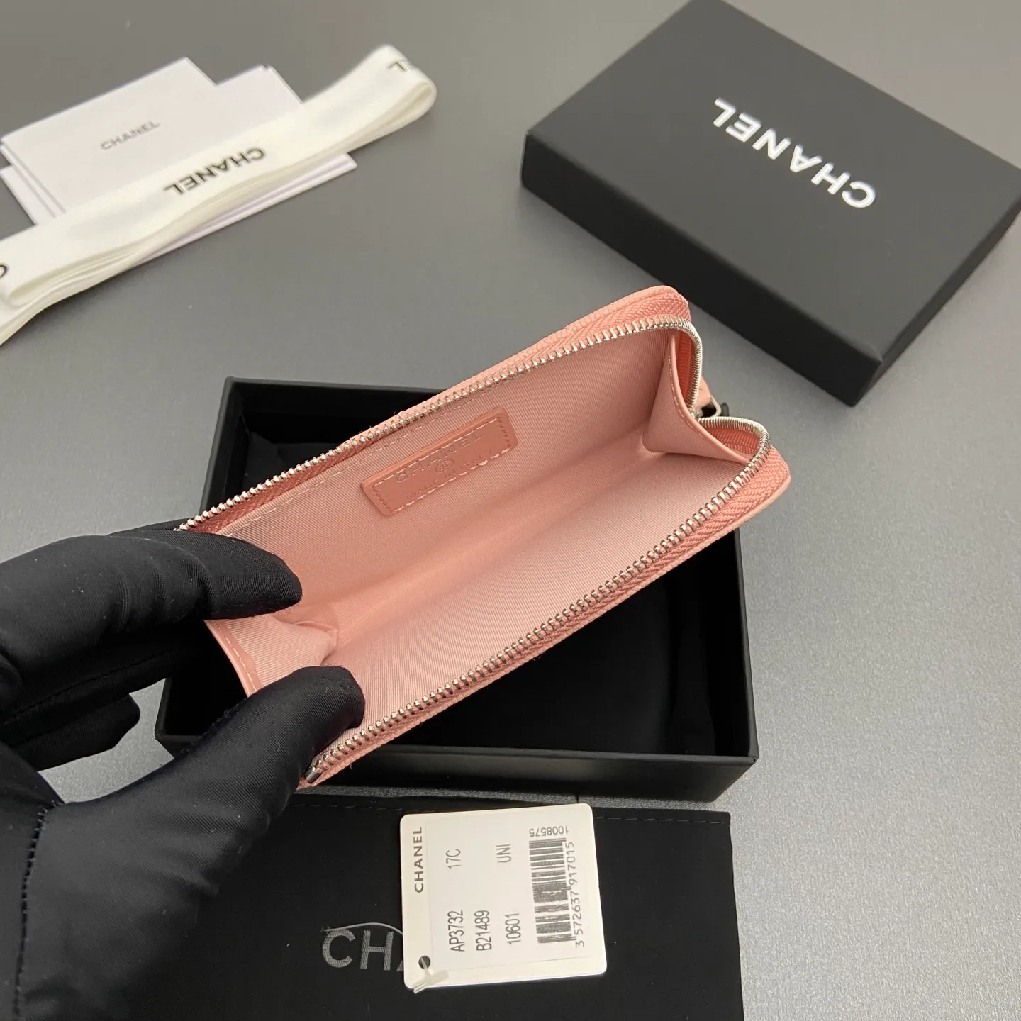 25b new series caviar cowhide with stars ⭐logo shiny blingblibg~zipper bag card holder series 6 card slots, 1 zipper bag Item number: A 3732 Price: 360 Size: w13×h8.5×d2cm Color: pink fine ball pattern silver star hardware