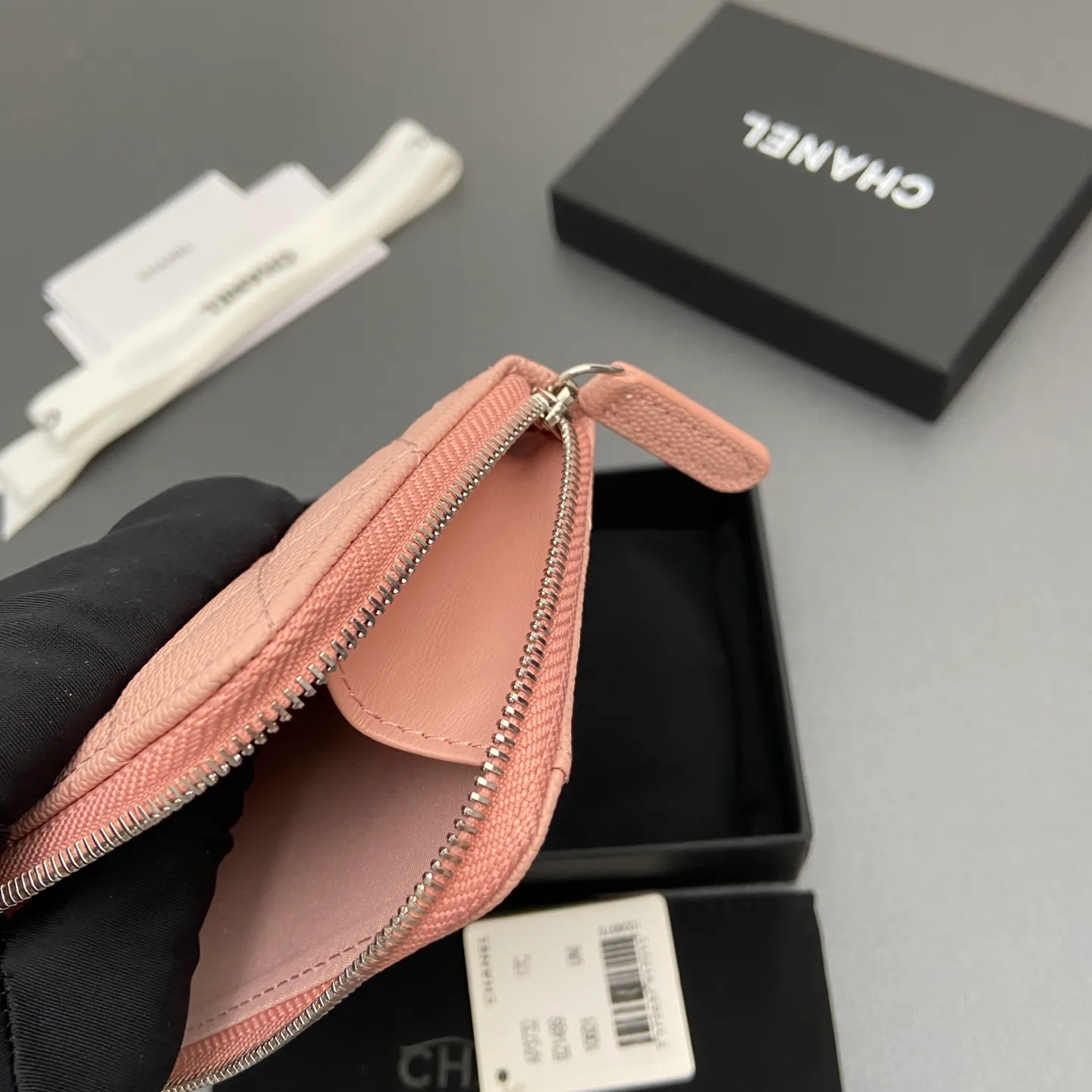 25b new series caviar cowhide with stars ⭐logo shiny blingblibg~zipper bag card holder series 6 card slots, 1 zipper bag Item number: A 3732 Price: 360 Size: w13×h8.5×d2cm Color: pink fine ball pattern silver star hardware