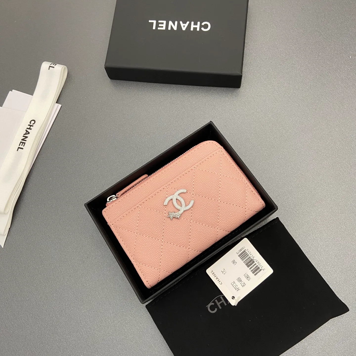 25b new series caviar cowhide with stars ⭐logo shiny blingblibg~zipper bag card holder series 6 card slots, 1 zipper bag Item number: A 3732 Price: 360 Size: w13×h8.5×d2cm Color: pink fine ball pattern silver star hardware