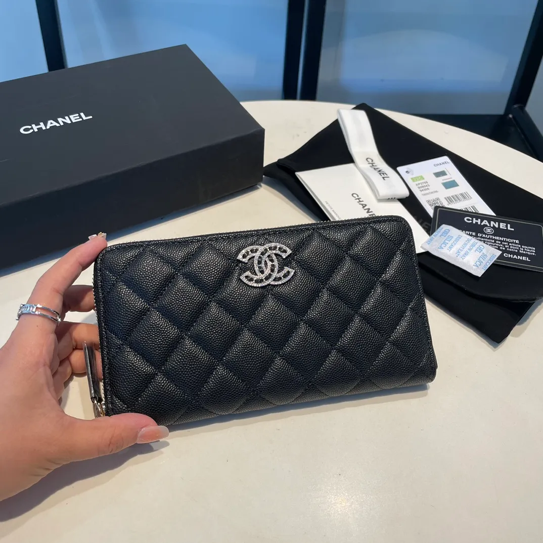 💰560😊 Upgraded version💋🆕In stock In stock Ohanel 22 spring and summer series fine ball pattern cowhide long zipper wallet with rhinestone buckle I cried so beautifully 😭 New art double c diamond buckle through leather The rhinestone buckle attracted me, and the diamonds are really good-looking, so I bought it! Comes with complete packaging 2709🍃size: 19*10cm